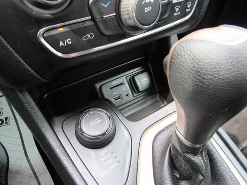 Used 2016 Jeep Cherokee Latitude image 17