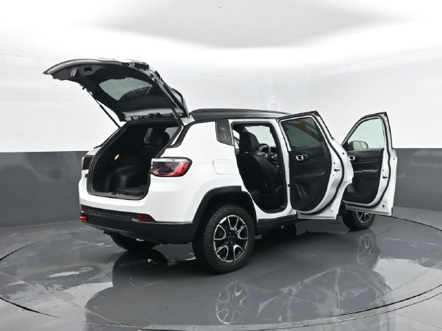 Used 2025 Jeep Compass Trailhawk AWD/4WD image 28