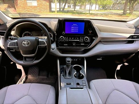 Used 2023 Toyota Highlander L FWD image 7