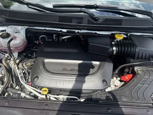 Used 2024 Chrysler Pacifica Touring-L FWD image 23