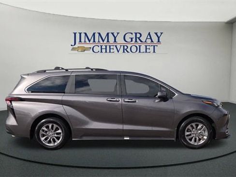 Used 2024 Toyota Sienna XLE image 2