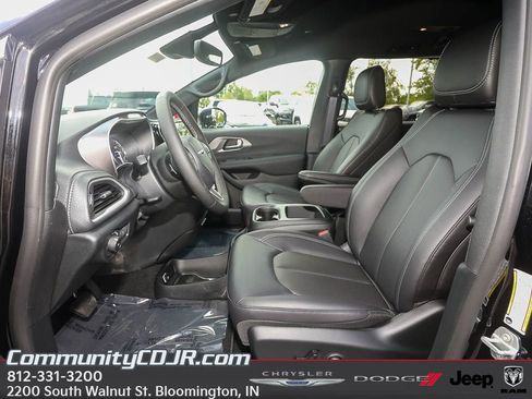New 2025 Chrysler Pacifica Select image 10