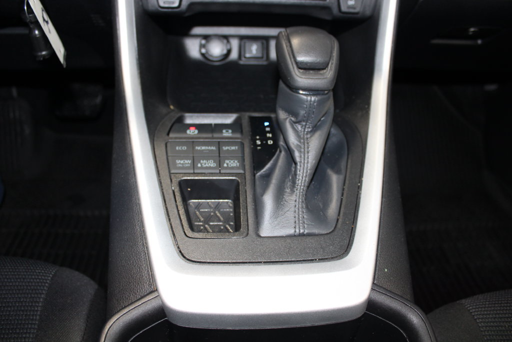 Used 2022 Toyota RAV4 LE AWD/4WD image 17