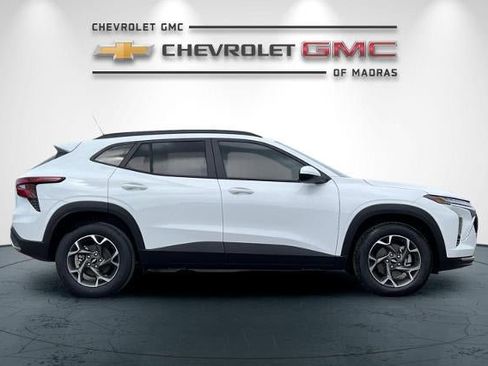 New 2026 Chevrolet Trax LT w/ Driver Confidence Package FWD image 2