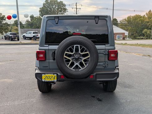Used 2024 Jeep Wrangler Sahara w/ Technology Group image 5