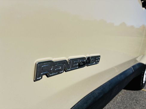 Used 2016 Jeep Renegade Latitude image 18