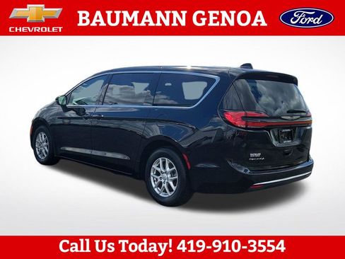 Used 2025 Chrysler Pacifica Select FWD image 3