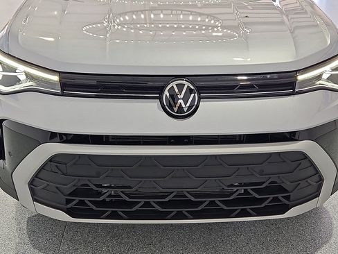 Certified 2025 Volkswagen Taos SE FWD image 10
