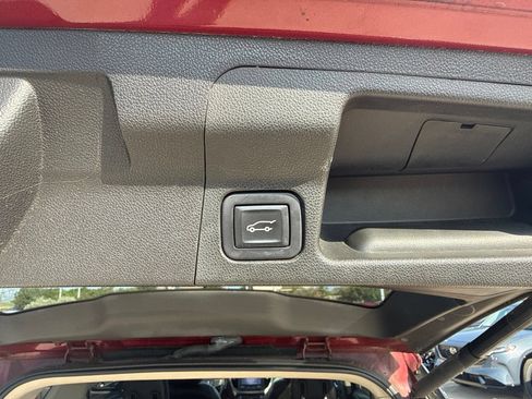 Used 2017 GMC Acadia Denali w/ Technology Package FWD image 18