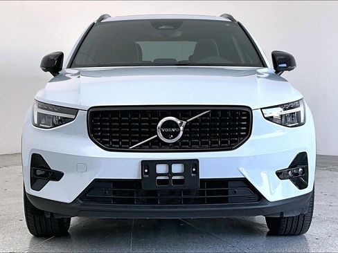 Certified 2025 Volvo XC40 B5 Plus AWD/4WD image 3
