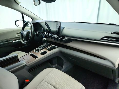 Used 2022 Toyota Sienna LE image 24