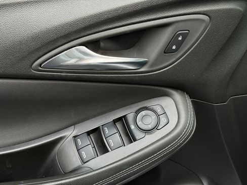 Used 2024 Buick Encore GX Sport Touring FWD image 6