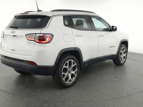 Used 2025 Jeep Compass Latitude AWD/4WD image 9