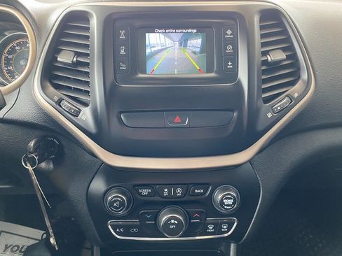 Used 2016 Jeep Cherokee Latitude w/ Cold Weather Group image 21