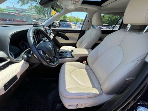Used 2021 Toyota Highlander XLE AWD/4WD image 18