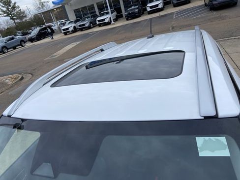 Used 2025 Hyundai Venue SEL image 27