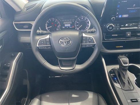 Certified 2024 Toyota Highlander XLE FWD image 28
