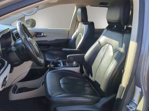 Used 2020 Chrysler Pacifica Touring-L FWD image 12