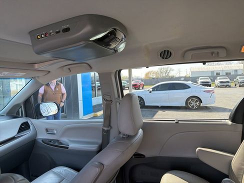 Used 2015 Toyota Sienna XLE w/ XLE Navigation Package image 9