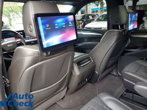 Certified 2025 Cadillac Escalade ESV V AWD/4WD image 16