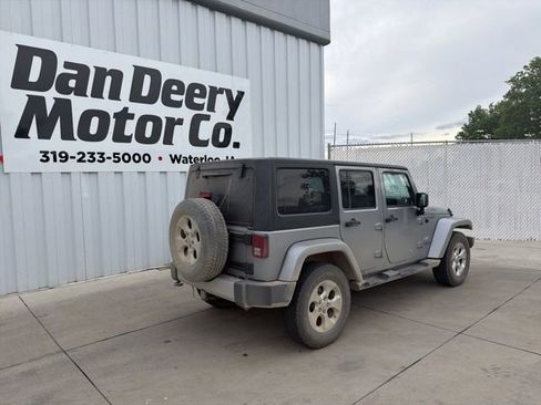 Used 2015 Jeep Wrangler Unlimited Sahara w/ Connectivity Group AWD/4WD image 11