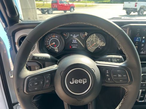Used 2025 Jeep Gladiator Sport AWD/4WD image 10