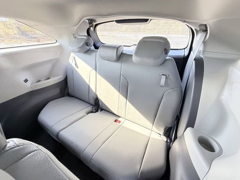 Used 2021 Toyota Sienna XLE image 31