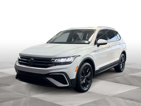 Certified 2024 Volkswagen Tiguan SE w/ Panoramic Sunroof Package FWD image 4