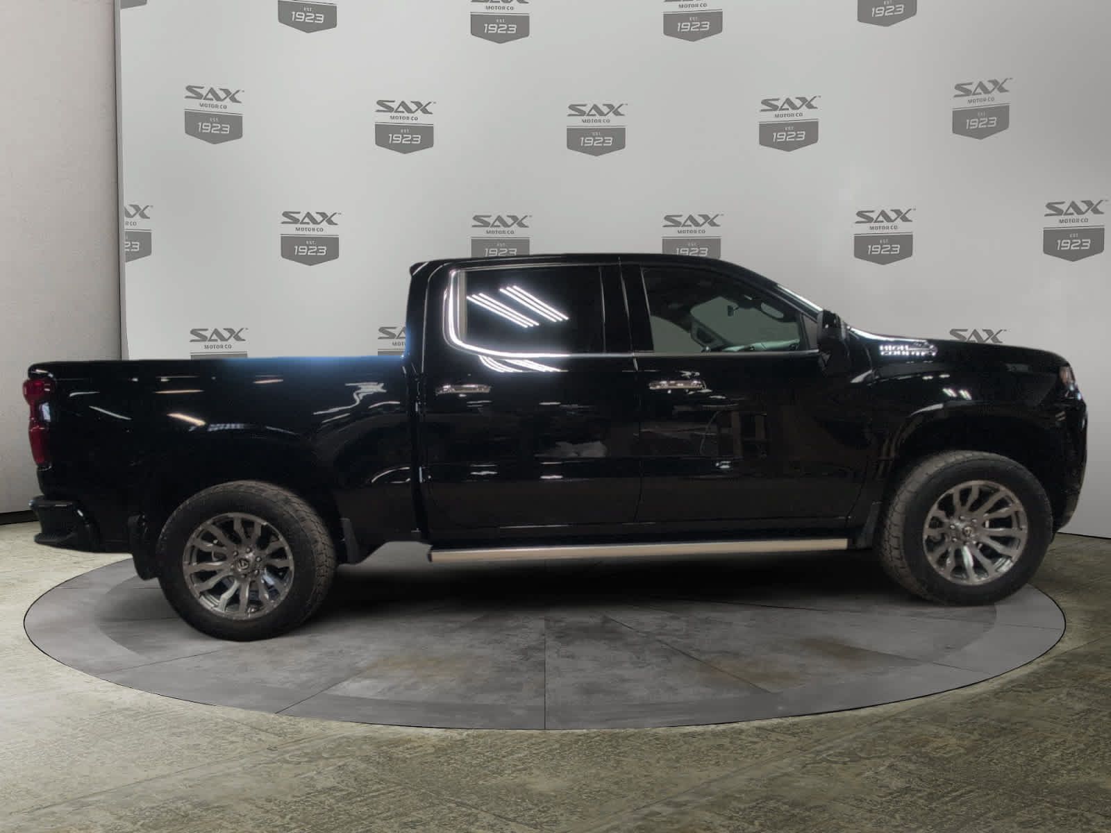 Used 2019 Chevrolet Silverado 1500 High Country w/ Technology Package AWD/4WD image 6