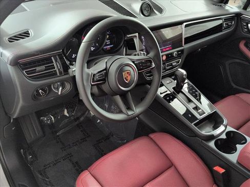 New 2026 Porsche Macan image 4