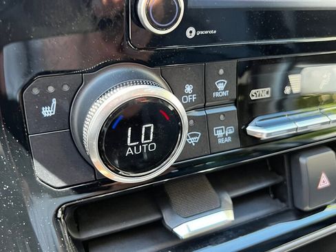 Used 2022 Toyota Highlander XLE AWD/4WD image 44