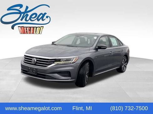 Used 2022 Volkswagen Passat 2.0T image 1