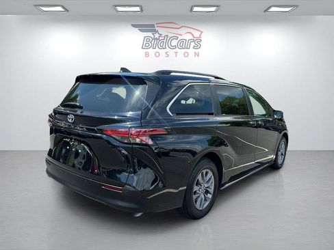 Used 2021 Toyota Sienna XLE w/ XLE Plus Package FWD image 4