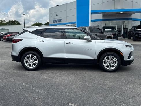 Used 2022 Chevrolet Blazer LT FWD image 2