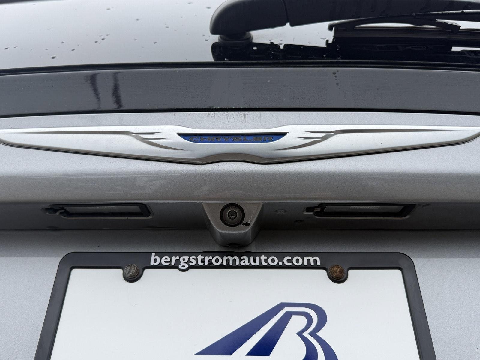 Used 2018 Chrysler Pacifica Touring-L Plus FWD image 12