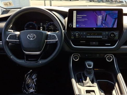 Certified 2024 Toyota Grand Highlander AWD image 12
