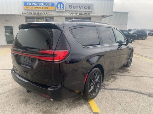 Used 2025 Chrysler Pacifica Limited image 7