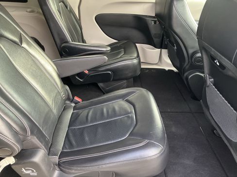 Used 2022 Chrysler Pacifica Touring-L image 11