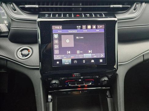 Used 2025 Jeep Grand Cherokee Altitude image 12