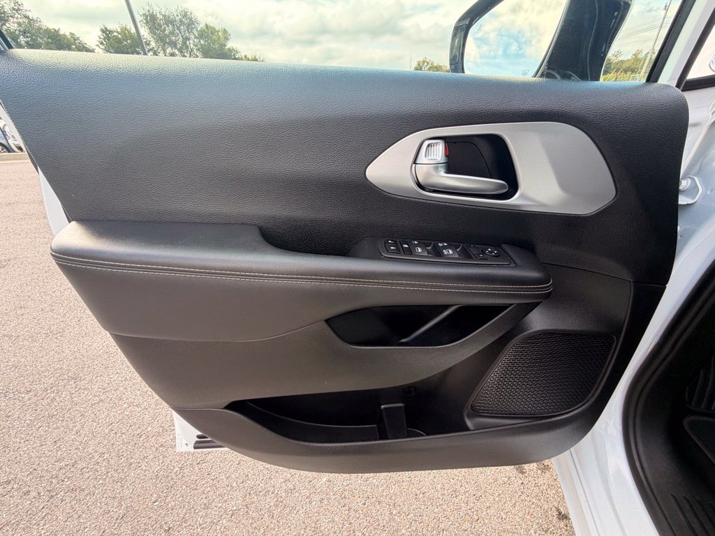 Used 2024 Chrysler Pacifica Touring FWD image 19