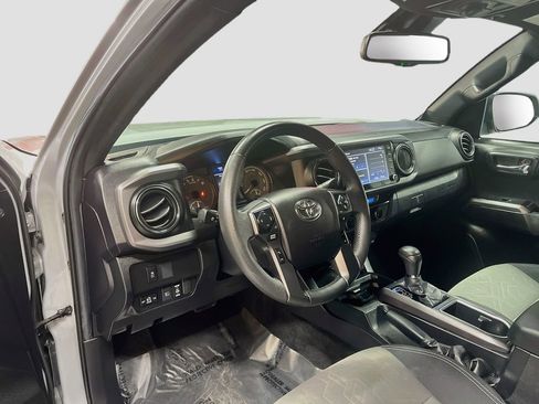 Used 2021 Toyota Tacoma TRD Off-Road w/ Technology Package AWD/4WD image 9