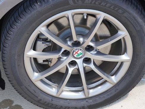 Used 2020 Alfa Romeo Giulia RWD image 11