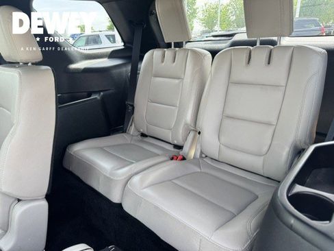Used 2018 Ford Explorer XLT w/ Equipment Group 202A AWD/4WD image 30