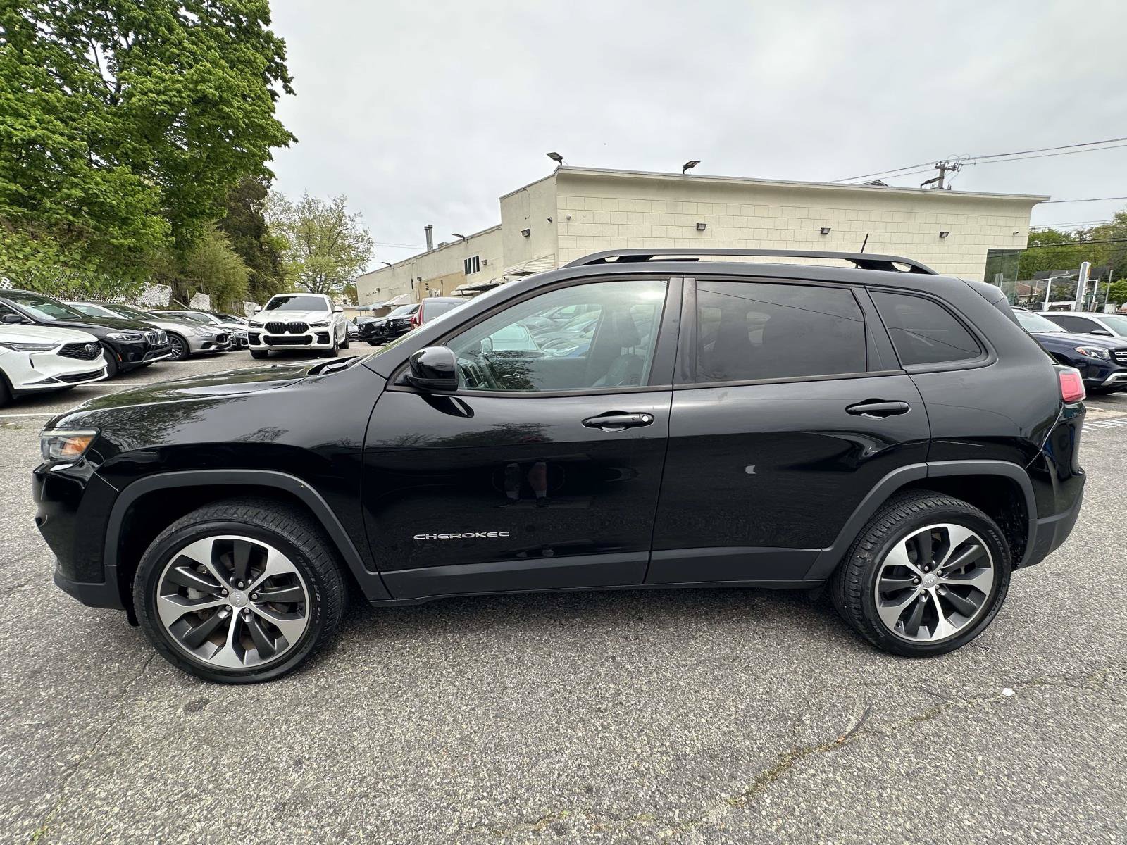 Used 2022 Jeep Cherokee Limited w/ Elite Package AWD/4WD image 6