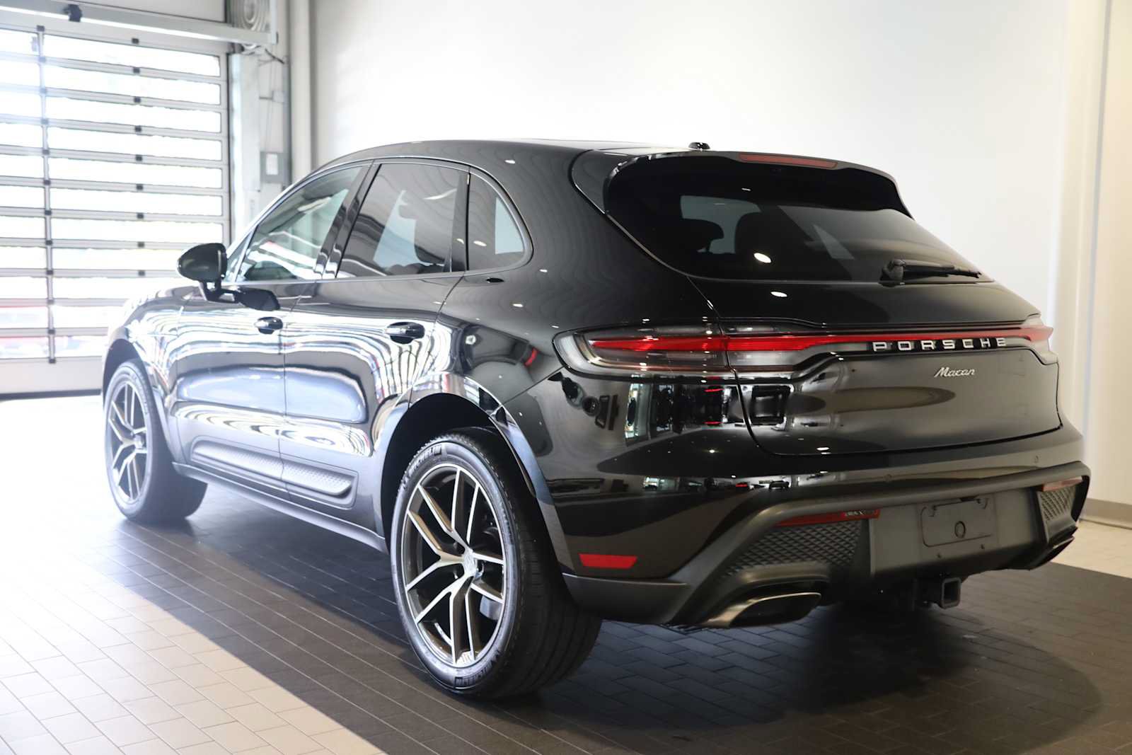 Used 2025 Porsche Macan AWD/4WD image 3