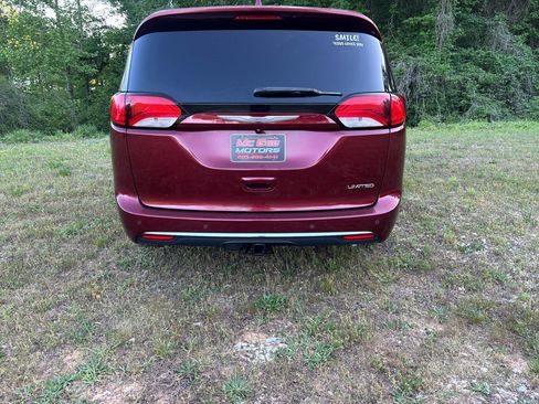 Used 2017 Chrysler Pacifica Limited image 21