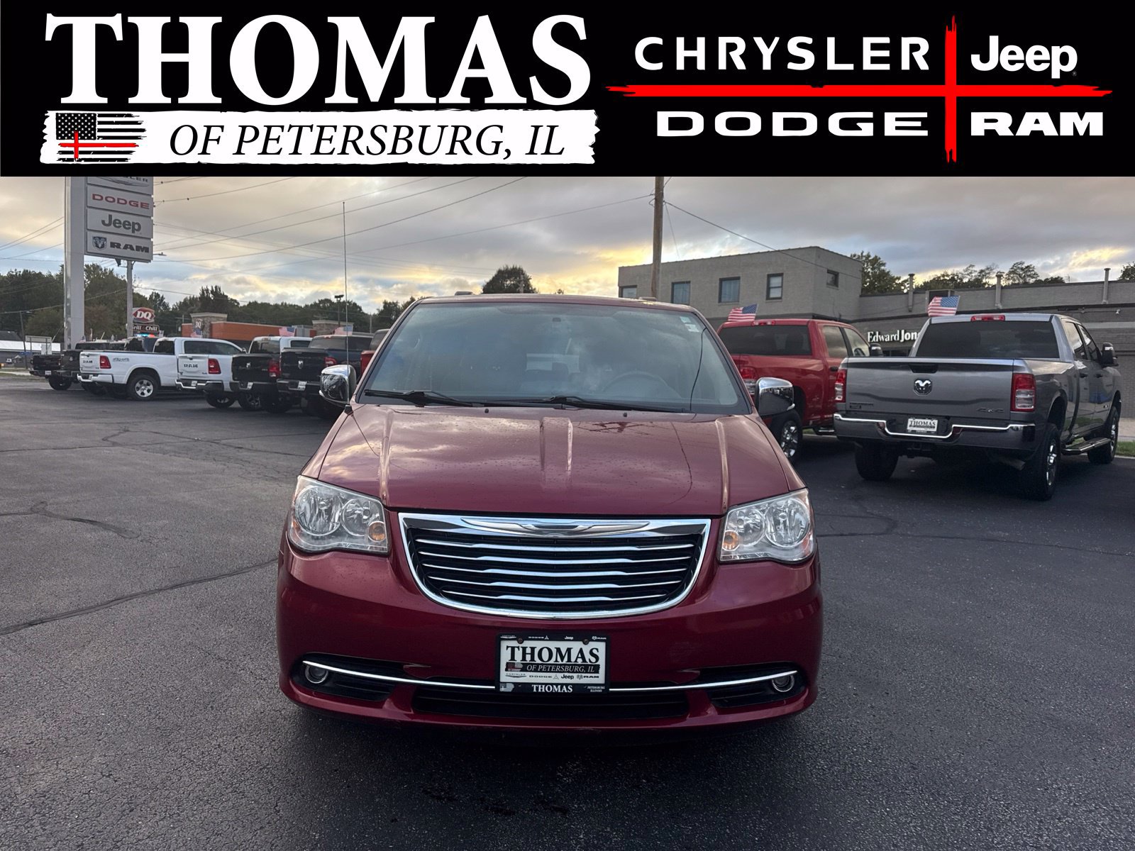 Used 2013 Chrysler Town & Country Touring-L FWD image 2