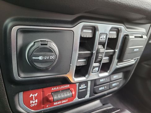 Used 2024 Jeep Gladiator Sport image 29