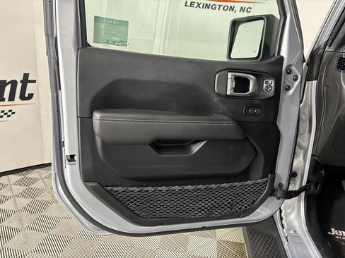 Used 2022 Jeep Wrangler Unlimited Sahara AWD/4WD image 7