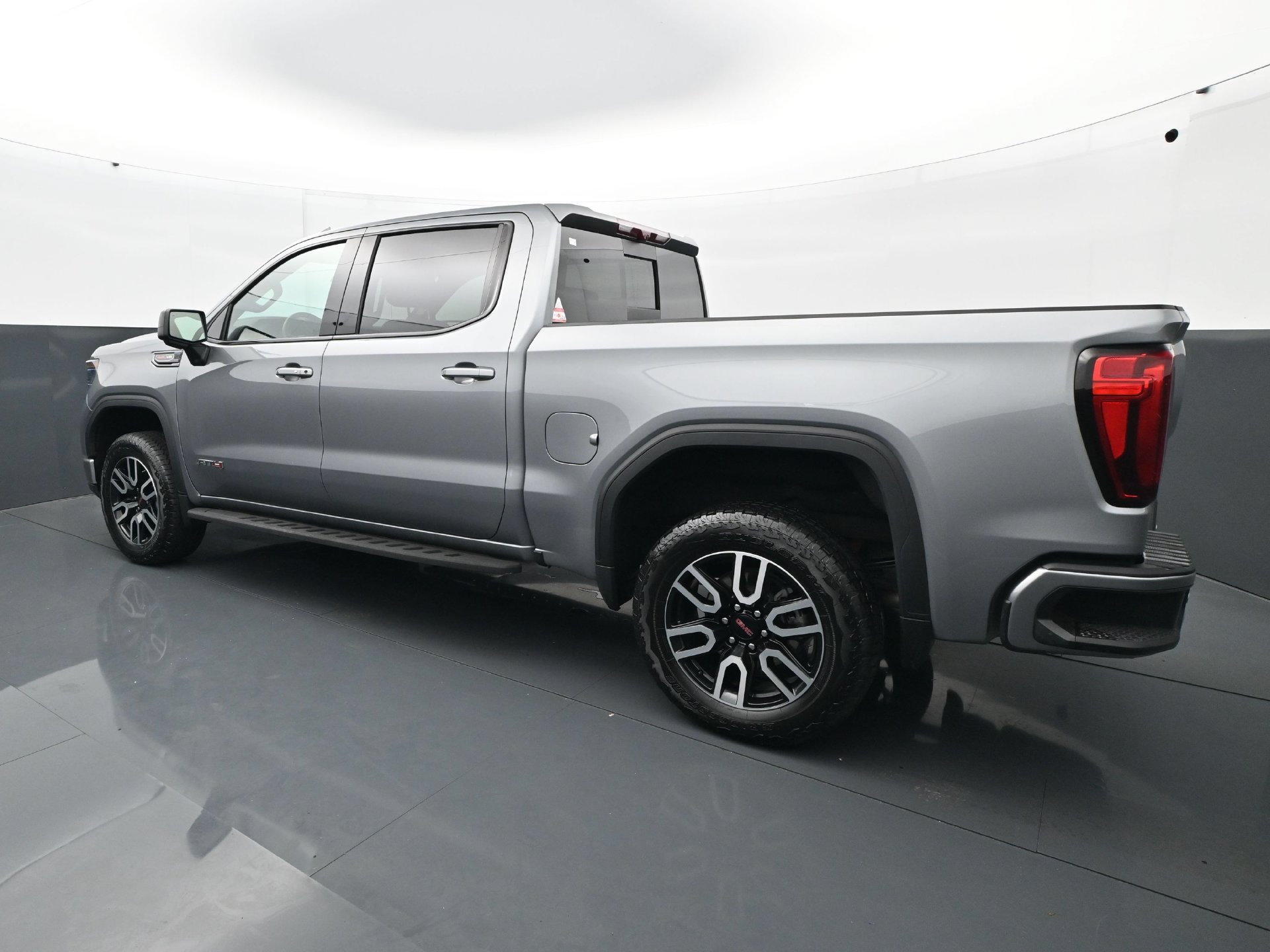 Used 2024 GMC Sierra 1500 AT4 w/ Technology Package AWD/4WD image 4